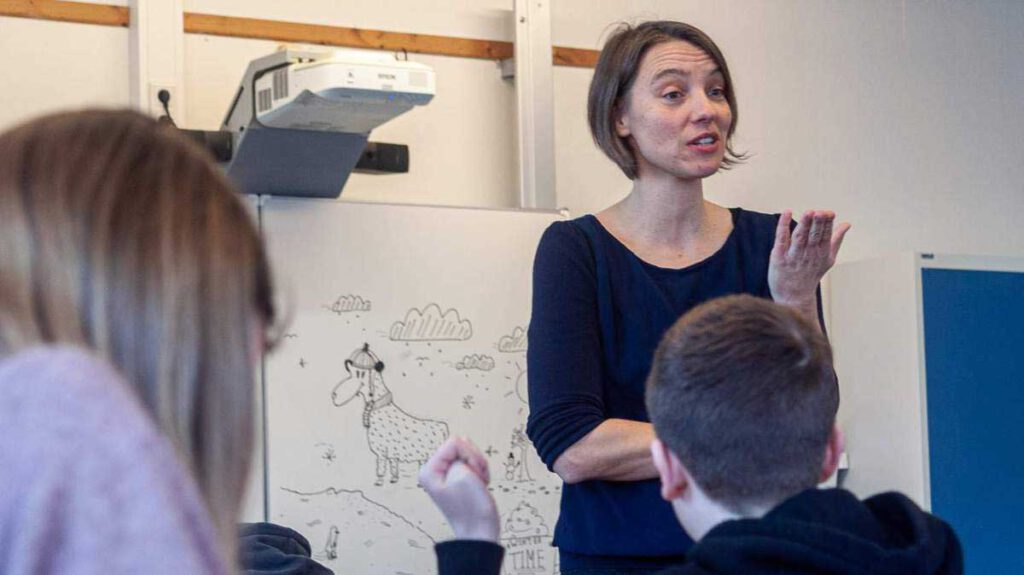 Die Buchautorin und Illustratorin Anke Bär arbeitete in der KGS Hambergen mit Schülern und Schülerinnen des siebten Jahrgangs. Foto: Peter von Döllen