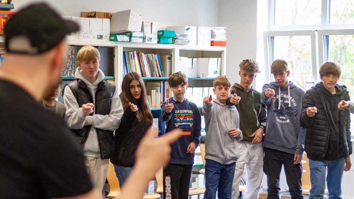 Schüler des achten Jahrgangs übten sich mit Bas Böttcher im Poetry-slam. (Foto: Peter von Döllen)