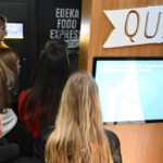 Vor dem kleinen 4D-Kino stehen die Schüler Schlange. Foto: Carmen Jaspersen Vor dem kleinen 4D-Kino stehen die Schüler Schlange. Foto: Carmen Jaspersen