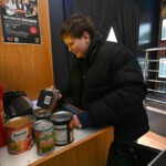 Beim Kassieren muss der Strichcode einfach über den Scanner geführt werden, oder?
Foto: Carmen Jaspersen Beim Kassieren muss der Strichcode einfach über den Scanner geführt werden, oder? Foto: Carmen Jaspersen