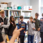 Schüler des achten Jahrgangs übten sich mit Bas Böttcher im Poetry-slam. (Foto: Peter von Döllen) Schüler des achten Jahrgangs übten sich mit Bas Böttcher im Poetry-slam. (Foto: Peter von Döllen)
