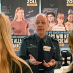 Schüler informieren sich bei Volker von Maurich über die Ausbildung beim Zoll. Foto: Carmen Jaspersen Schüler informieren sich bei Volker von Maurich über die Ausbildung beim Zoll. Foto: Carmen Jaspersen