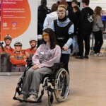 Einige Schüler informieren sich mit einem Selbsttest über die Ausbildung in der Pflege. Foto: Carmen Jaspersen Einige Schüler informieren sich mit einem Selbsttest über die Ausbildung in der Pflege. Foto: Carmen Jaspersen