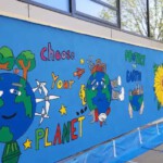 Die Turnhallenwand an der KGS Hambergen ist zur Leinwand für ein umwelt- und klimakritisches Großbild geworden. Foto: Thorsten Grönniger Die Turnhallenwand an der KGS Hambergen ist zur Leinwand für ein umwelt- und klimakritisches Großbild geworden. Foto: Thorsten Grönniger