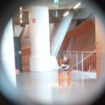 Bei einem Blick durch ein Guckloch entsteht durch einen bestimmten Blickwinkel diese optische Täuschung. Bei einem Blick durch ein Guckloch entsteht durch einen bestimmten Blickwinkel diese optische Täuschung.